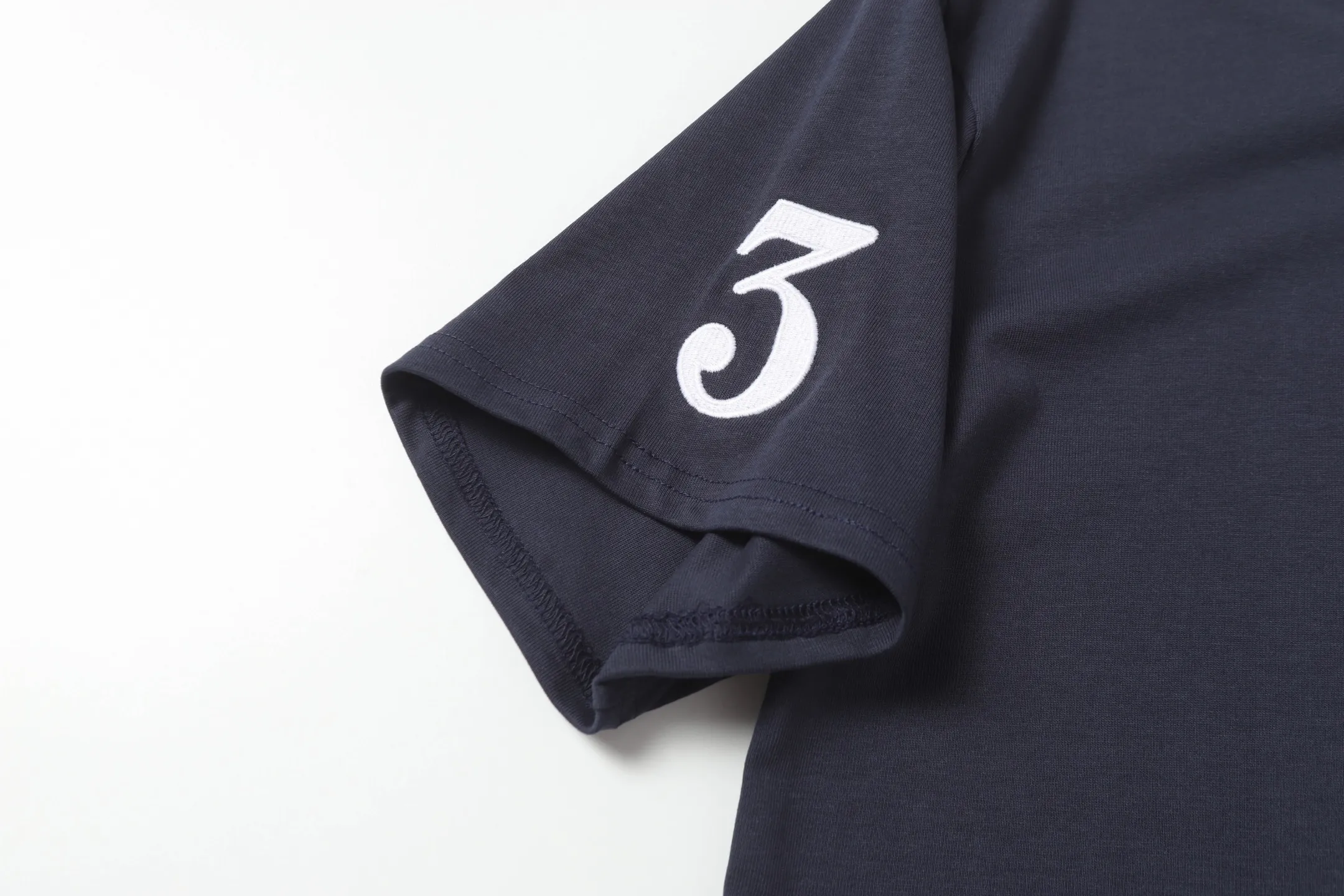 P130 Style number: 652 Brand reputation: Ralph Lauren is an internationally renowned high-end fashion brand, representing quality, style and status. Wearing its short sleeves can highlight consumers' taste and identity. Classic design: The brand has unique and enduring classic design elements, such as the polo logo, iconic color combinations, etc., which are both fashionable and recognizable. High-quality fabric: Made of double yarn 280g fabric, usually made of high-quality cotton fabric, which is soft, breathable, and sweat-absorbent, comfortable to wear, and suitable for various occasions and seasons. Exquisite craftsmanship: Pay attention to detail processing and production technology, neat stitching, and tailoring to ensure the durability and beauty of the clothing. Diversified styles: covering a variety of styles from casual to formal, simple to gorgeous, meeting the individual needs and wearing scenarios of different consumers. Strong matchability: Can be matched with a variety of bottoms, jackets and accessories to easily create a variety of different fashion looks. Inheritance and innovation: While maintaining the traditional charm of the brand, we constantly innovate designs and incorporate new fashion elements to keep our products attractive. Brand values: The American lifestyle and positive values ​​conveyed by Ralph Lauren are also recognized and yearned for by consumers. Color: Black White Gray Blue White Blue Red Pink Sky Blue Bean Green Burgundy Complete Sizes: S, M, L, XL,